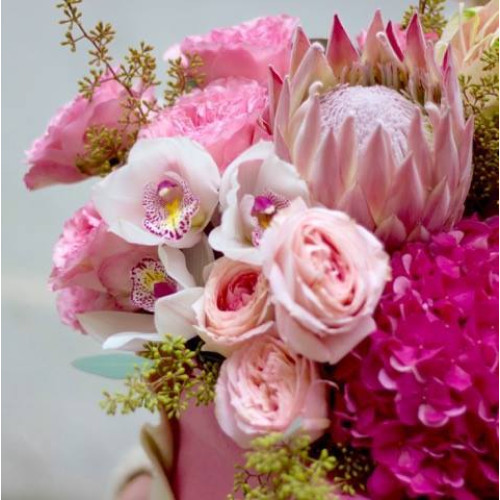 Найприємніша важкість - величезна рожева композиція з гортензією та піоновідними садовими трояндами