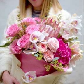 Найприємніша важкість - величезна рожева композиція з гортензією та піоновідними садовими трояндами