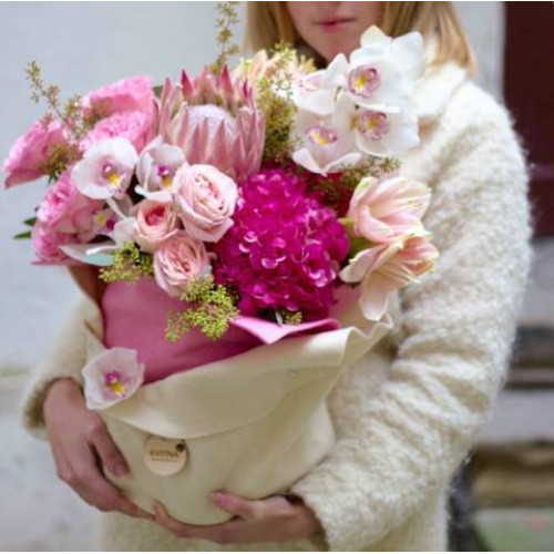 Найприємніша важкість - величезна рожева композиція з гортензією та піоновідними садовими трояндами