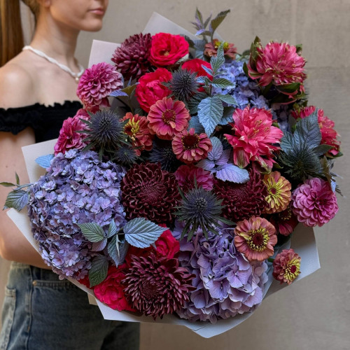 Об'ємний букет у насичених відтінках «Пурпурова королева»