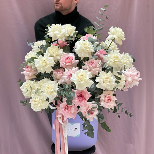 Солодкий мікс піоновидних троянд із евкаліптом «Ніжне море»