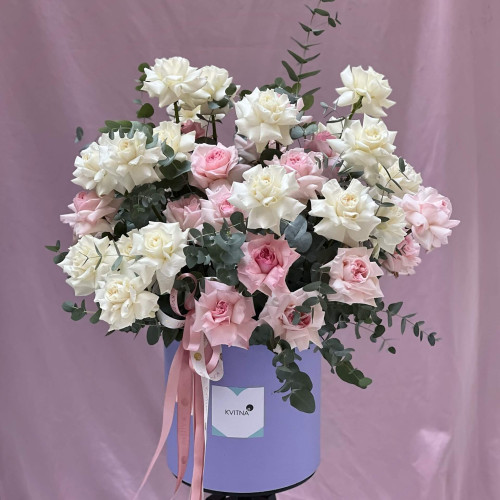 Солодкий мікс піоновидних троянд із евкаліптом «Ніжне море»