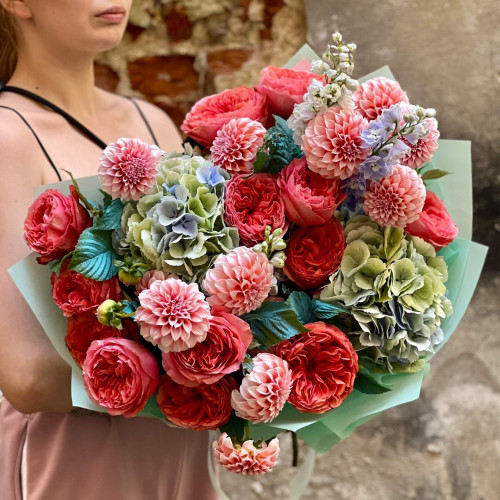 Розкішний букет з піоновидними трояндами та жоржинами «Марокканське небо»