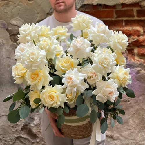 Величезна вишукана композиція із викручених піоновидних троянд «Кремова весна»