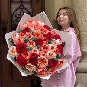 Шикарний букет із 39 піоновидних троянд «Фламандська розкіш»