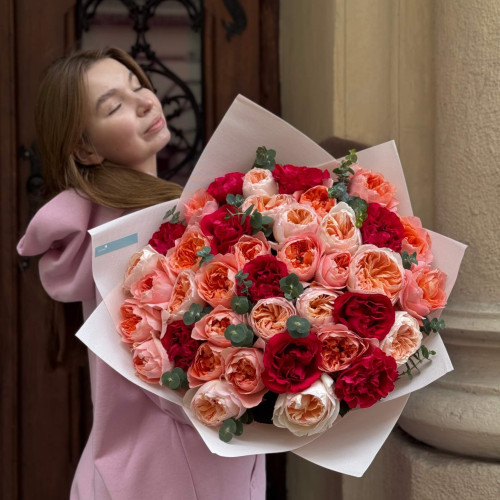 Шикарный букет из 39 пионовидных роз «Фламандская роскошь»