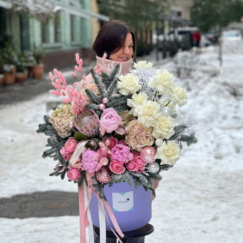Ніжна композиція із рожевих півоній та гортензій з додаванням білих троянд та засніженої хвої «Обійми коханої»