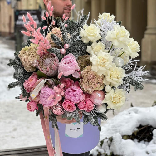 Ніжна композиція із рожевих півоній та гортензій з додаванням білих троянд та засніженої хвої «Обійми коханої»