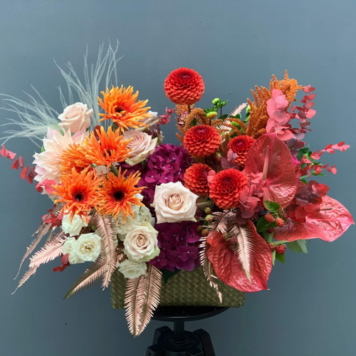Розкішний кошик з квітами «Фантастична Валенсія»