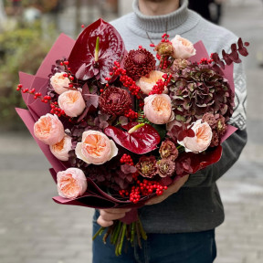 Розкішний контрастний букет з піоновидною трояндою Juliet «Екстравагантна Леді»