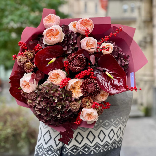 Розкішний контрастний букет з піоновидною трояндою Juliet «Екстравагантна Леді»