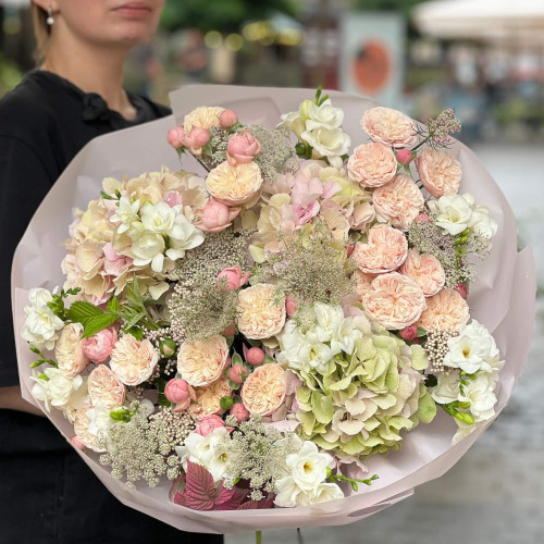 Пишний світлий букет «Оксамитова розкіш»