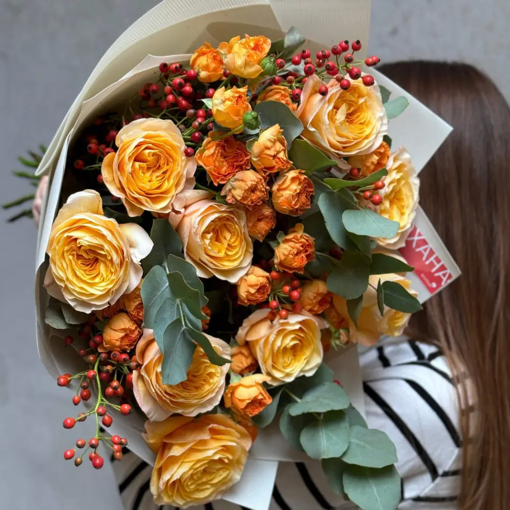 Яркий букет из пионовидных роз King's Cross и Orange Trendsetter