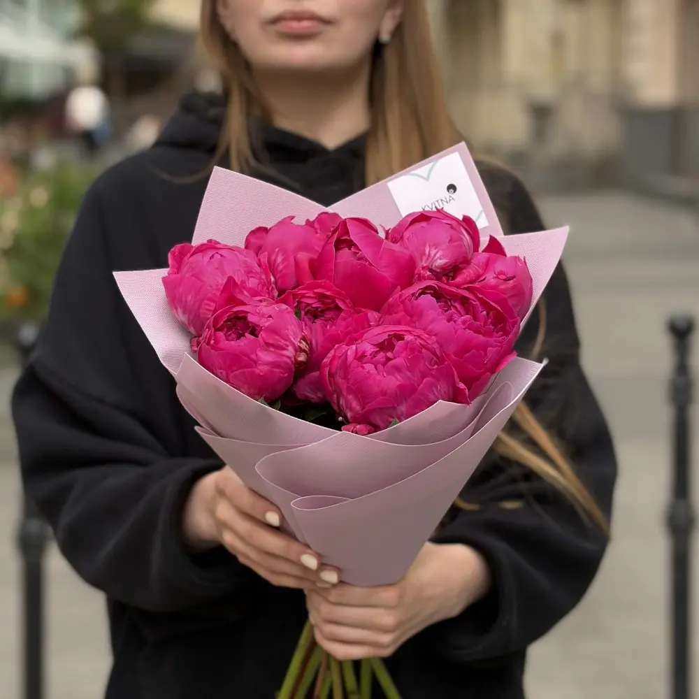 9 пионов сорта Karl Rosenfield в букете «Малиновый лабиринт» цена