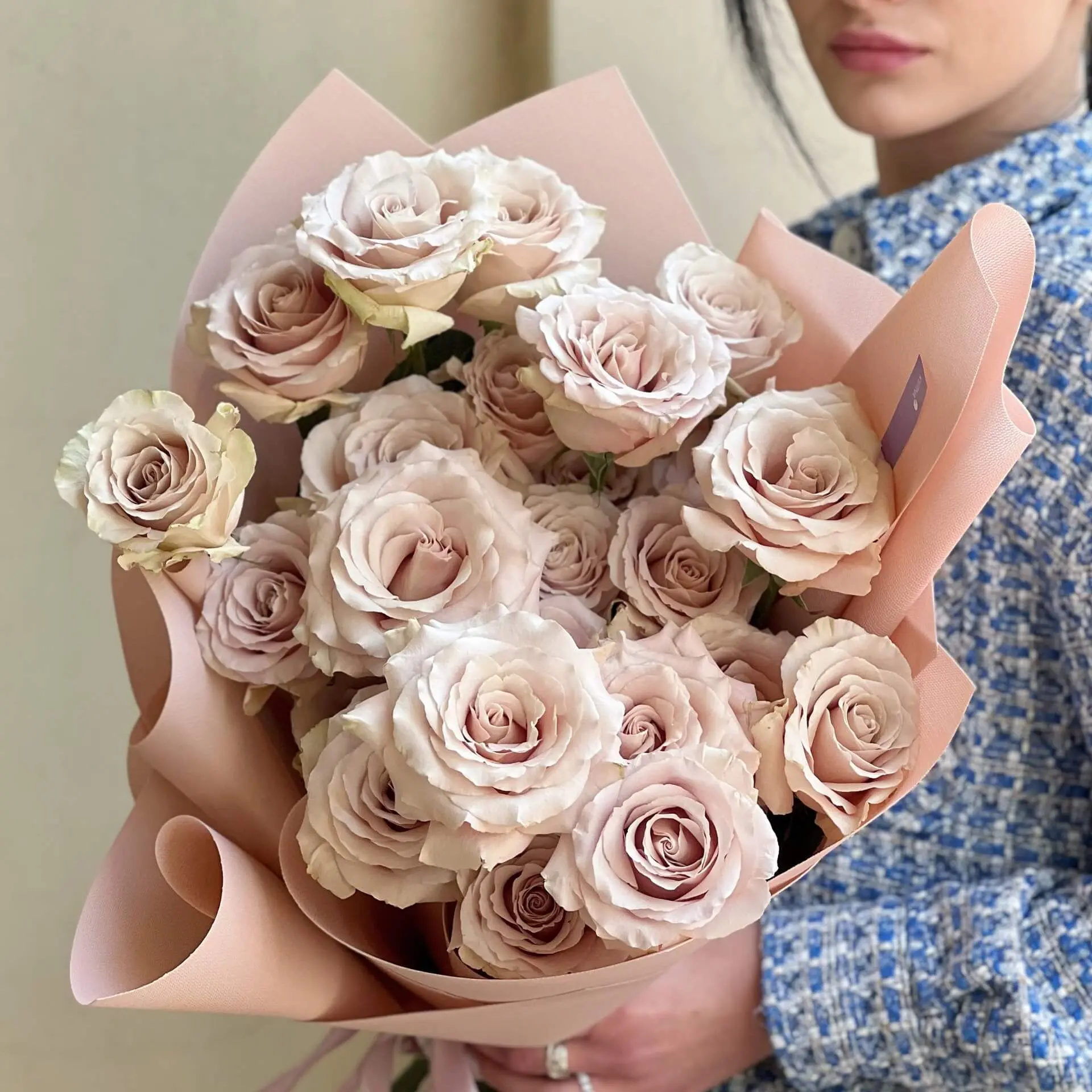 25 Quicksand roses in the bouquet «Powder Lightness» price 6 290