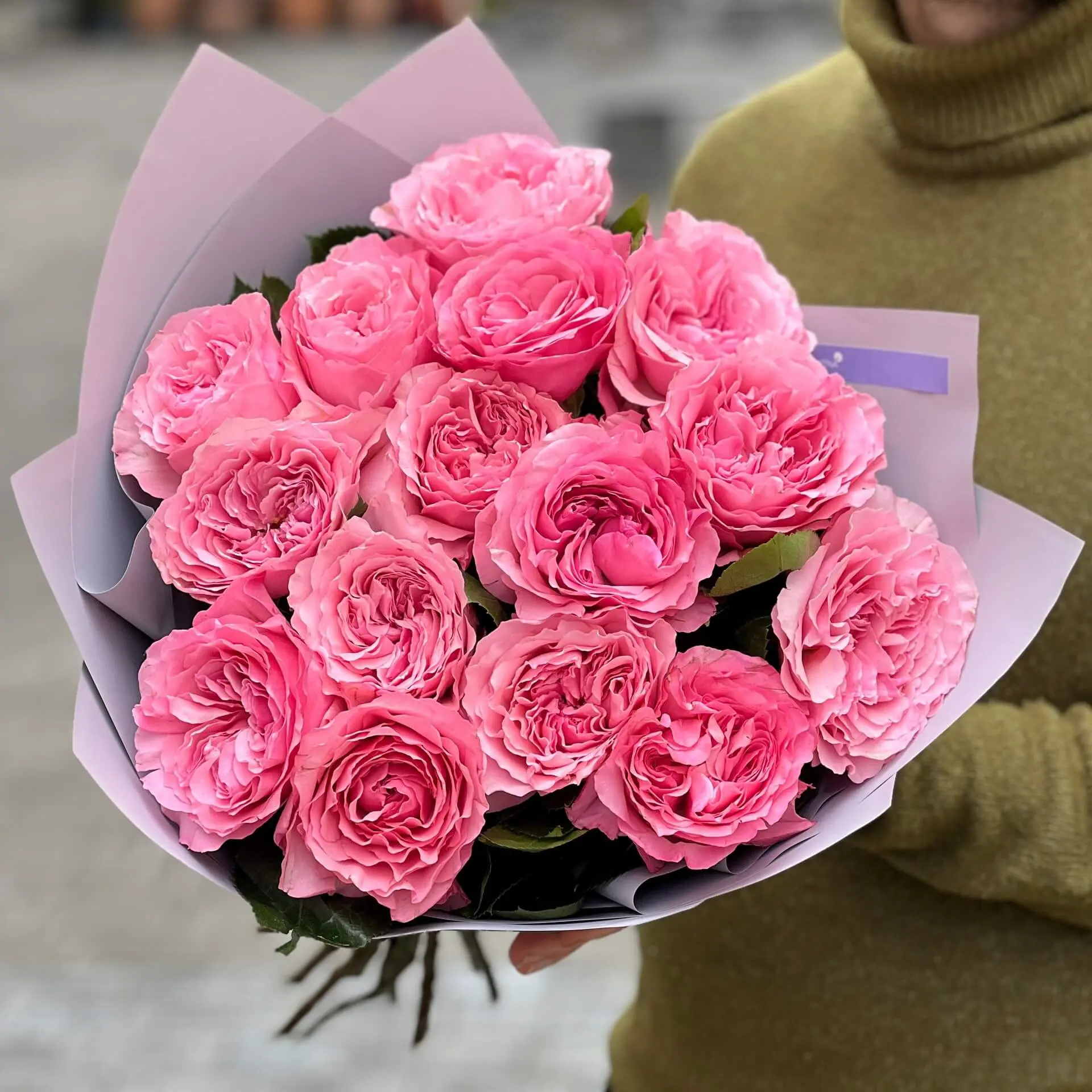 ROSEロイヤル 17 пионовидных роз сорта Queen Mayra в букете «Королевский привет