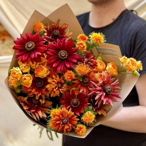 Насичений букет з кущовою піоновидною трояндою «Серпневий шоколад»