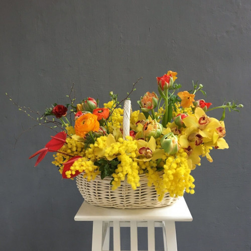 Кошик з весняними квітами «Сіцілійське сонце»