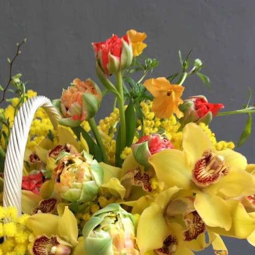 Кошик з весняними квітами «Сіцілійське сонце»
