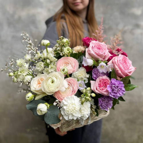 Кошик з квітами «Прогулянки в саду»
