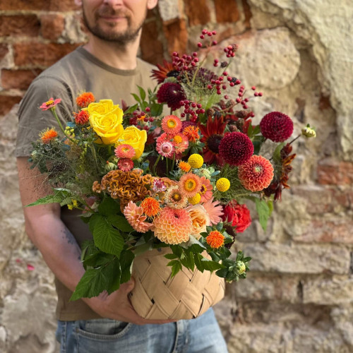 Пухнаста яскрава композиція «Золотавий серпанок»