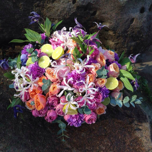 Розкішний кошик з квітами та додаванням фруктів