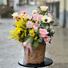 Ніжна ароматна композиція в кошику «Мелодія весни»