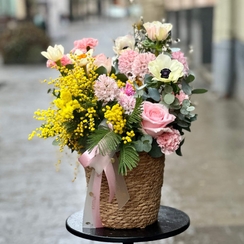 Ніжна ароматна композиція в кошику «Мелодія весни»
