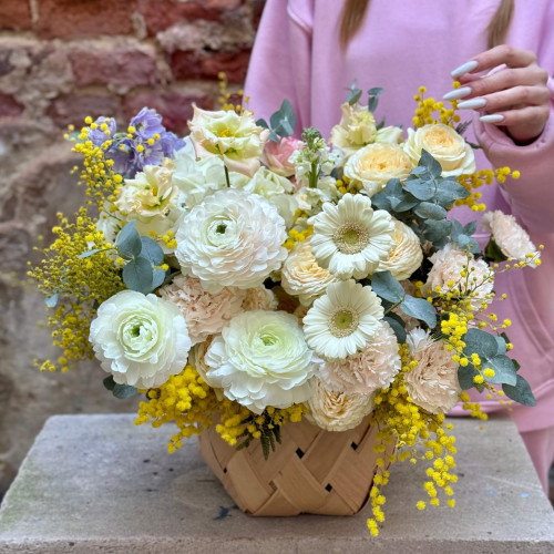 Світла композиція з ароматною мімозою «Сонячні бризки»