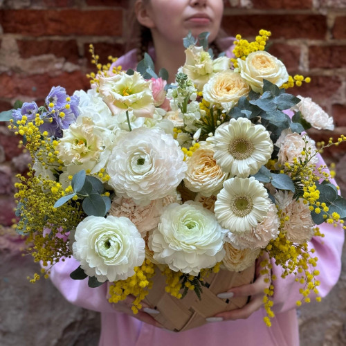 Світла композиція з ароматною мімозою «Сонячні бризки»