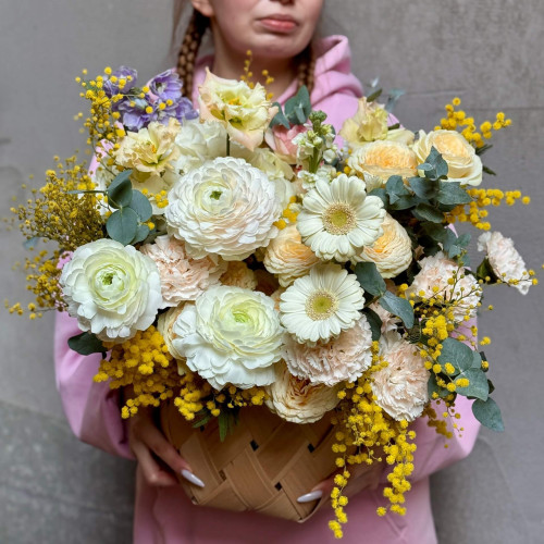 Світла композиція з ароматною мімозою «Сонячні бризки»