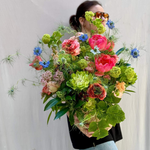 Роскошная композиция с пионами и нигеллой «Красочный сад»