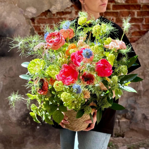 Роскошная композиция с пионами и нигеллой «Красочный сад»