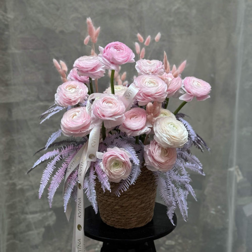 Романтична композиція із неймовірних ранункулюсів «Ранкове диво»