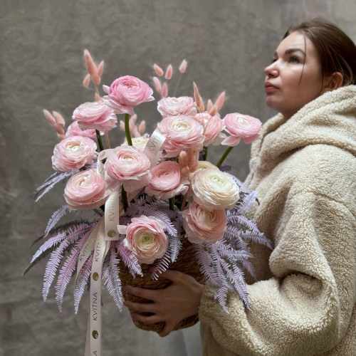 Романтична композиція із неймовірних ранункулюсів «Ранкове диво»