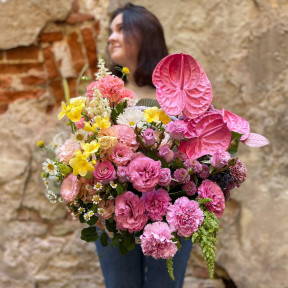 Кошик з квітами «Ранковий рум'янець»