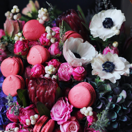 Кошик «Квітково-солодке вітання»