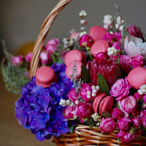 Кошик «Квітково-солодке вітання»