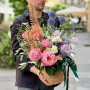 Яскравий літній кошик з півоніями «Мавританський сад»