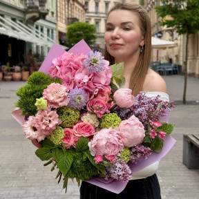 Пухкий ніжний букет з гортензією та півоніями «Найрідніше серце»