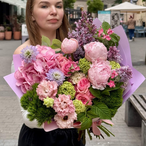 Пухкий ніжний букет з гортензією та півоніями «Найрідніше серце»