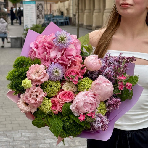 Пухкий ніжний букет з гортензією та півоніями «Найрідніше серце»