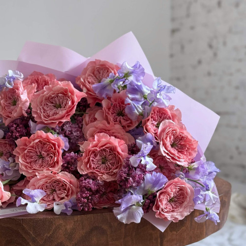 Вишуканий букет із піоновидних троянд, латірусу та бузку «Затишна турбота»