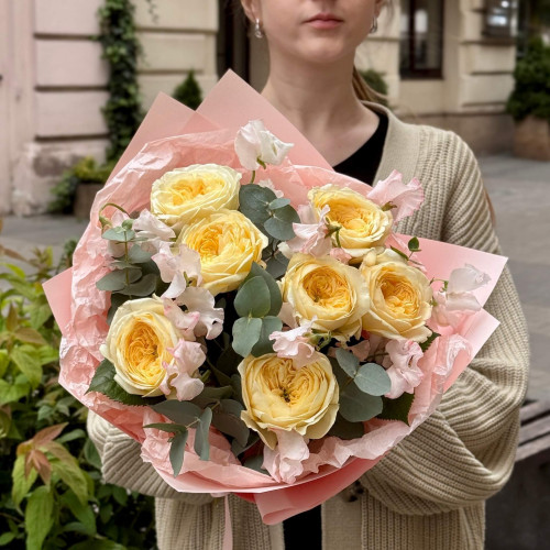 7 фантастических роз Persuasion в букете «Солнечная улыбка»