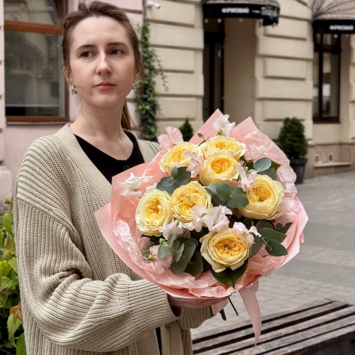 7 фантастических роз Persuasion в букете «Солнечная улыбка»