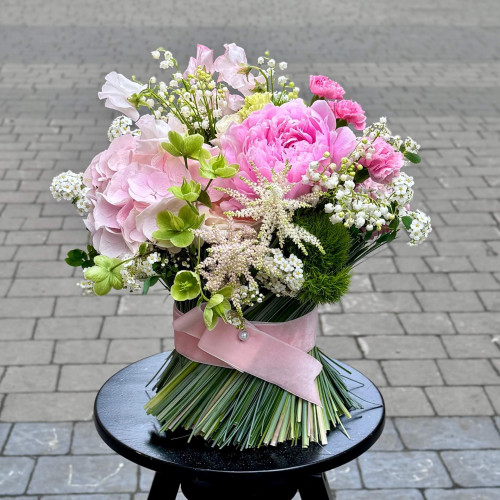 Ніжний сніп з півонією та конваліями «Матусина ласка»