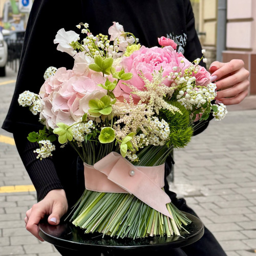 Ніжний сніп з півонією та конваліями «Матусина ласка»