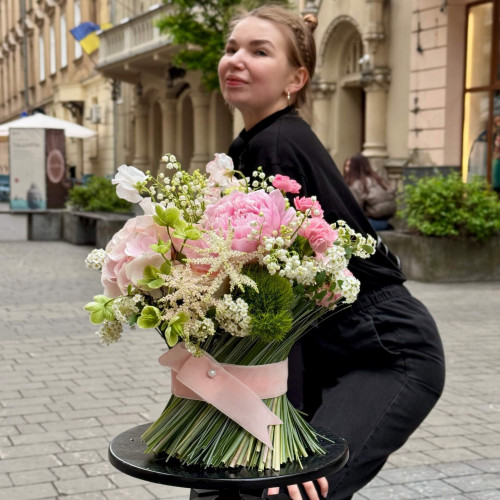 Ніжний сніп з півонією та конваліями «Матусина ласка»