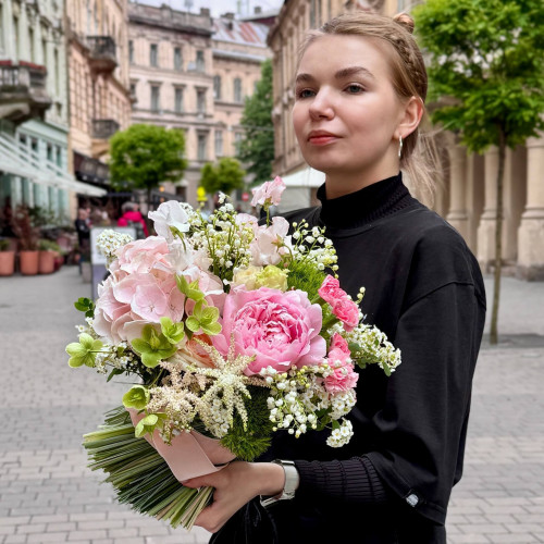 Ніжний сніп з півонією та конваліями «Матусина ласка»