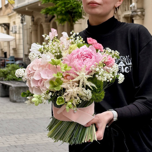 Ніжний сніп з півонією та конваліями «Матусина ласка»